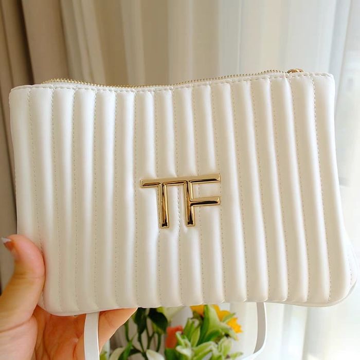 Красивый белый клатч