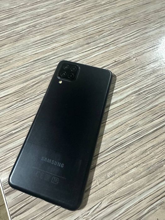 Samsung Galaxy A 12 srochna sotiladi holati zor karobka dakument bor