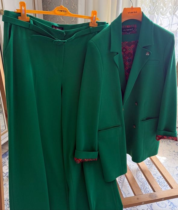 костюм с брюками зеленого цвета