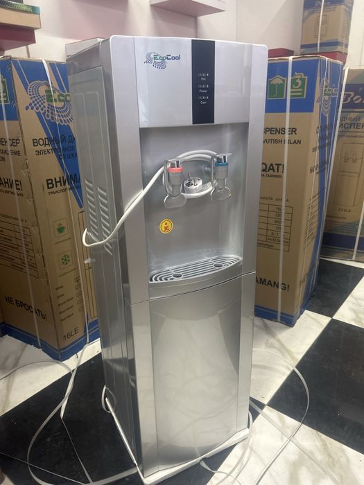 Кулер для воды диспенсер