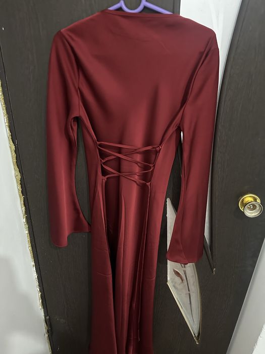 атласное платье красное
