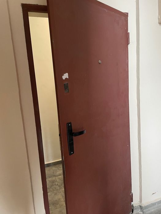 Продавам входна метална врата с рамка