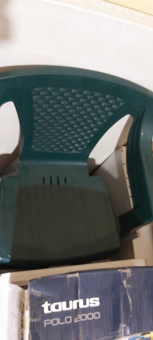 Продавам три пласмасови стола зелени