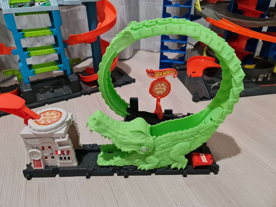 Set jucarii hot wheels, mega garaje, spalatorie, camion transportator