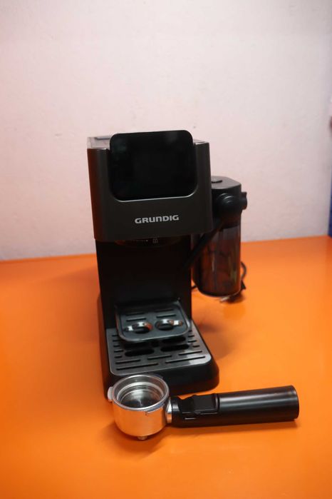 Кафемашина GRUNDIG KSM 5330 с вграден контейнер за мляко, 1628W, налягане на помпата 15bar , двойна дюза, цветен сензорен екран, BrewSense, CreamyPro,