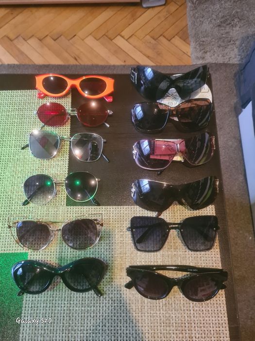 Продавам слънчеви очила.