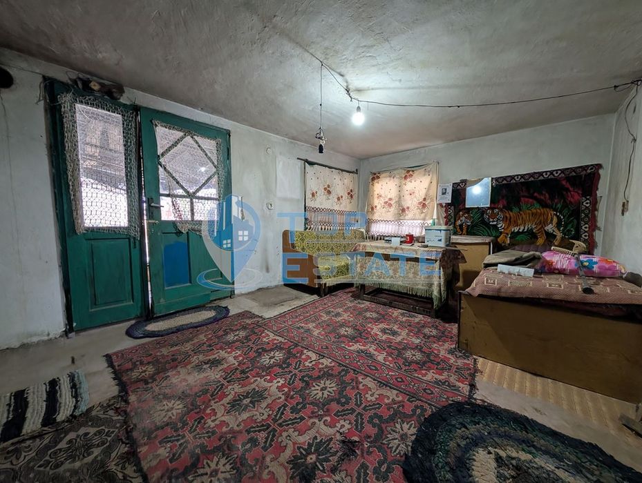 Едноетажна къща с вътрешна баня и кладенец в село Джулюница