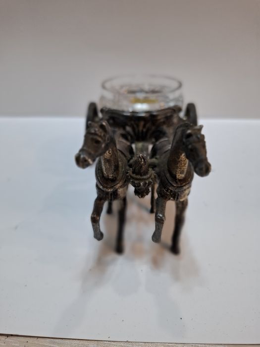 Колесница в римски стил, теглена от два коня.