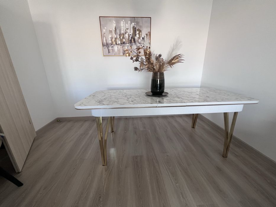 Masă de dining extensibilă cu efect de marmură/aur