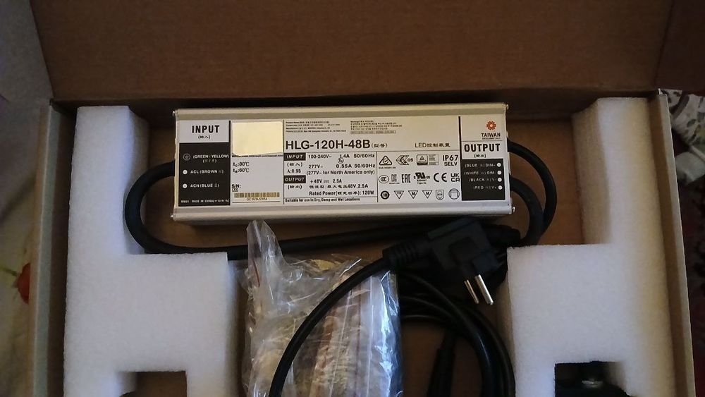 Продаю новый светодиодный LED-светильник (панель) + оригинальный блок