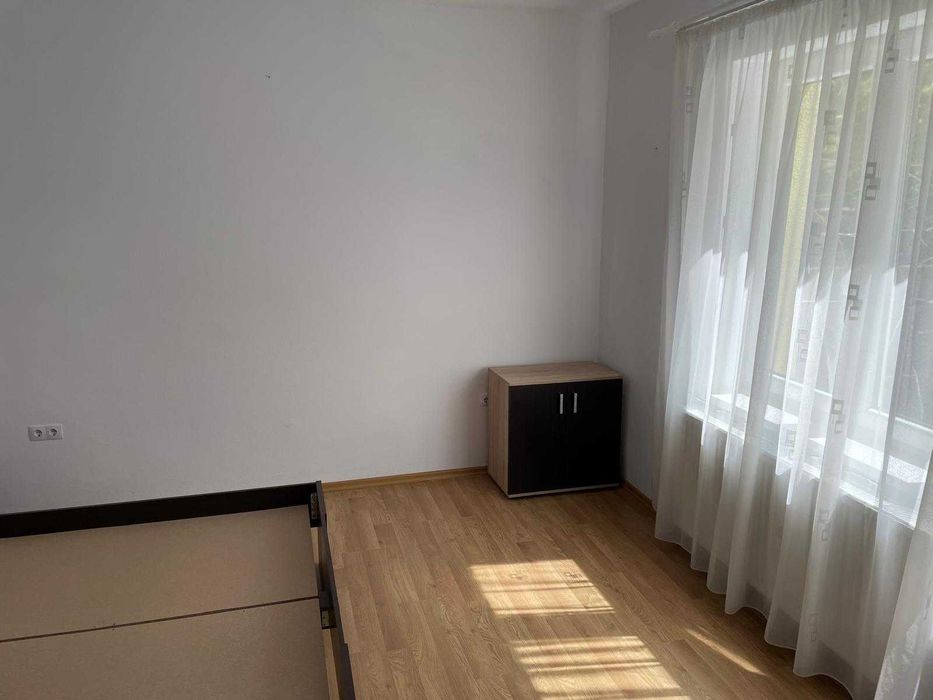 Casa singur in curte