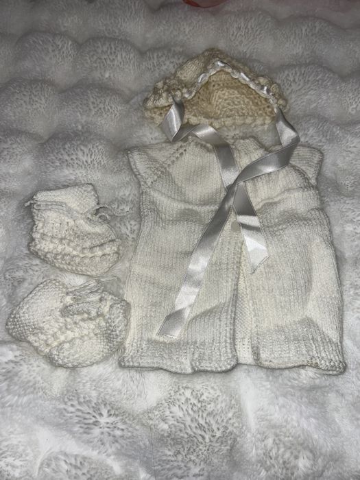 Плетено елече със шапка и ританки за новородено