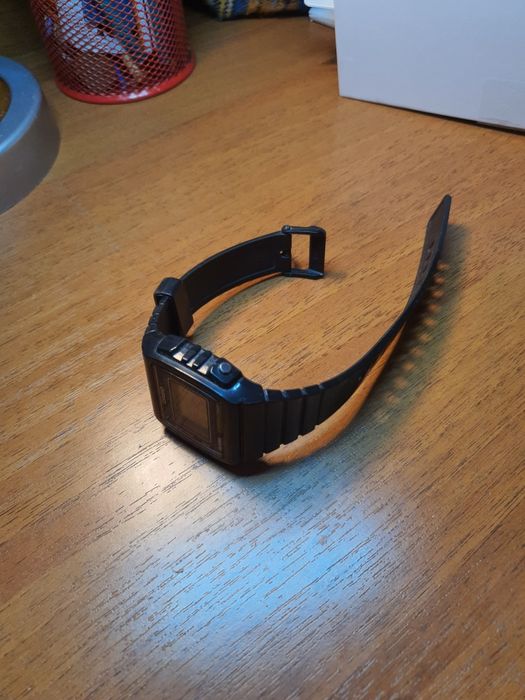 Продам электронные оригинальные часы Casio