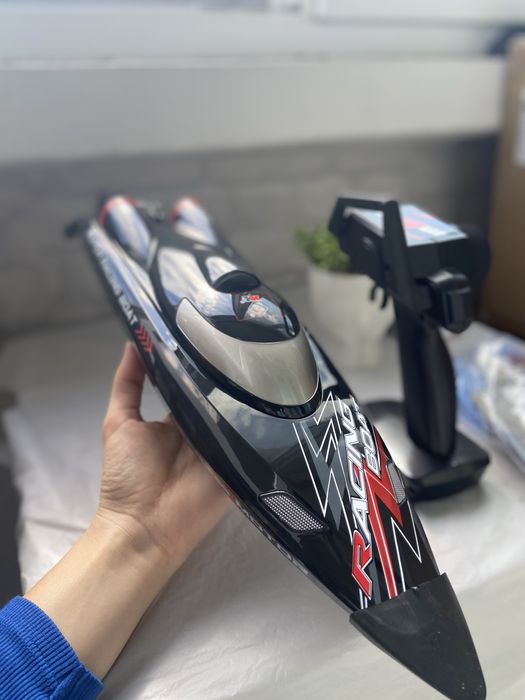 Lightning Racer – Бърза RC лодка 55 км/ч за водни приключения