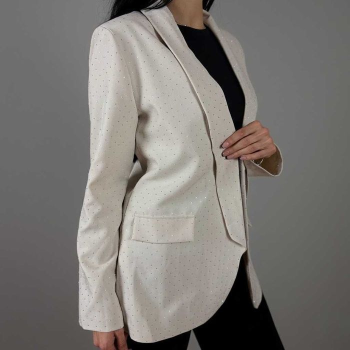 Бежово с сако с камъчета