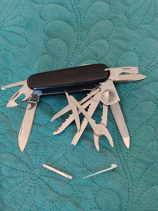 Briceag inox multi functional cu 13 utilitati