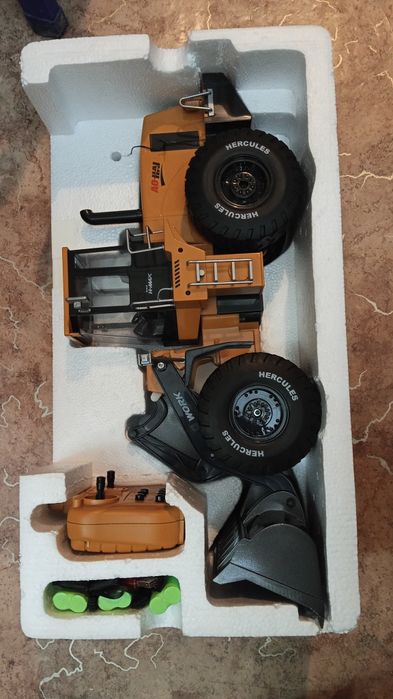 Радиоуправляемый трактор