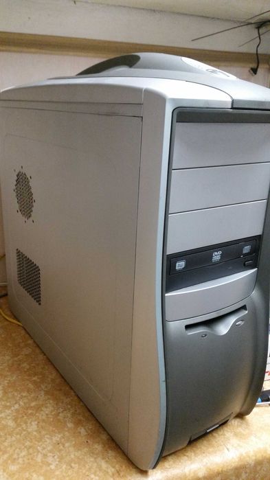 Евтин Настолен компютър