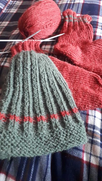 Ръчно плетени шарени вълнени чорапи за теб и любимите ти