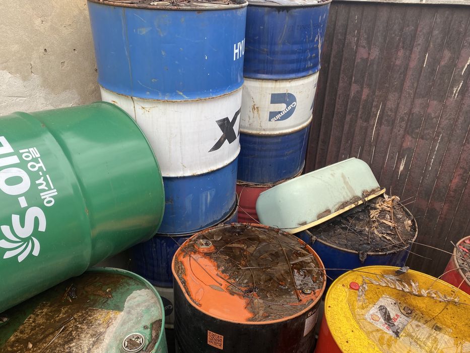 Бочки разные металические 200л