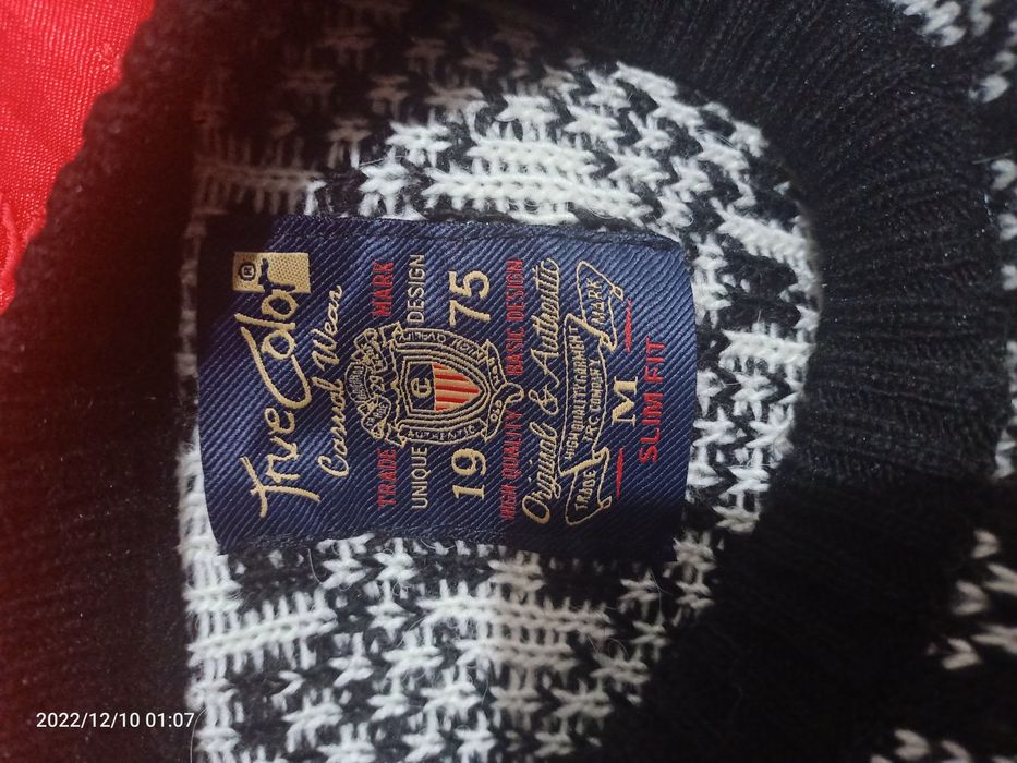 Продам.  Продам свитер.