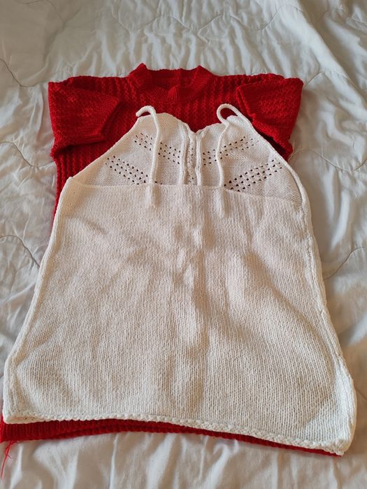 Две плетени блузи