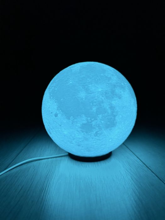 Продавам Нощник “Месец”