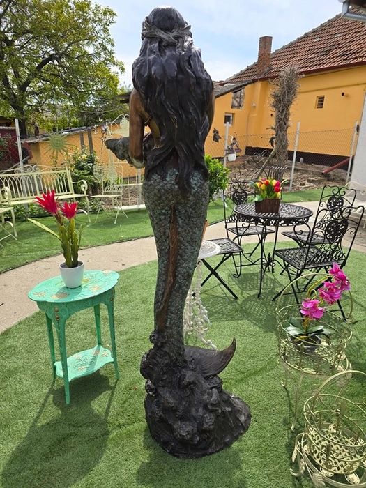 Fantana arteziana din bronz în forma de sirena.