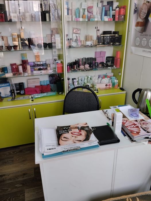 Шкафы витринные,офис