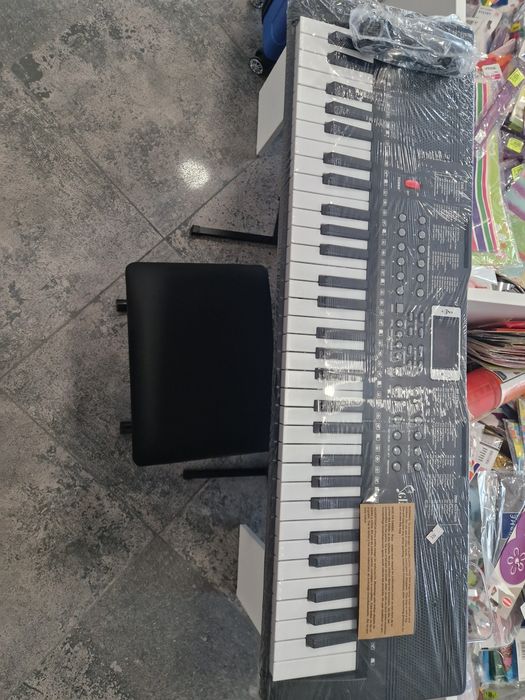 Vând orga cu stativ și microfon.