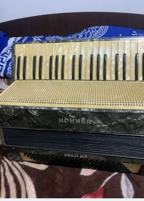 Vand acordeon HOHNER 120 de basi în sită