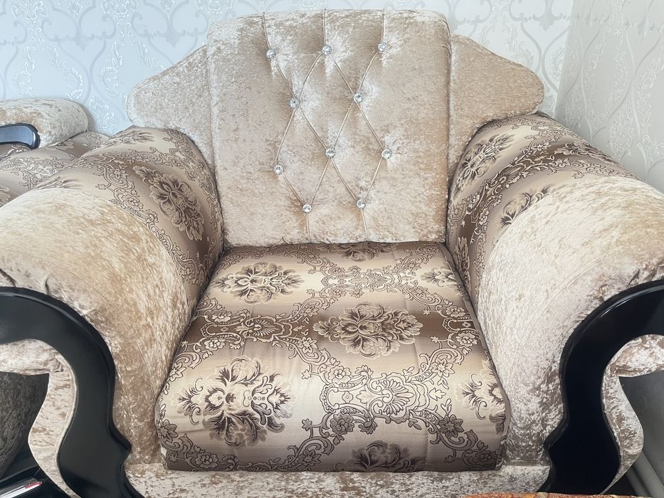 Продам диван с двумя креслами