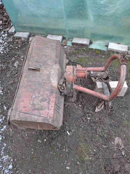 Трактор с плуг, фреза, браздир и ремарке