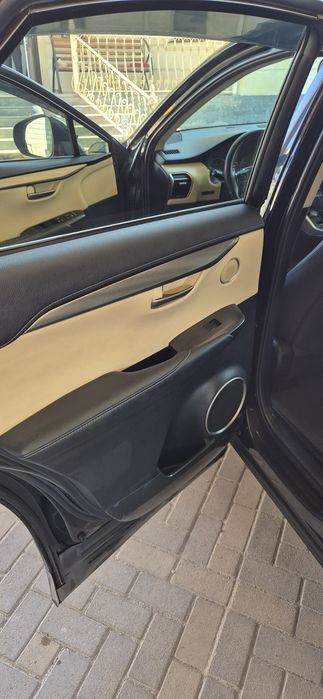 Автомобиль Lexus NX200