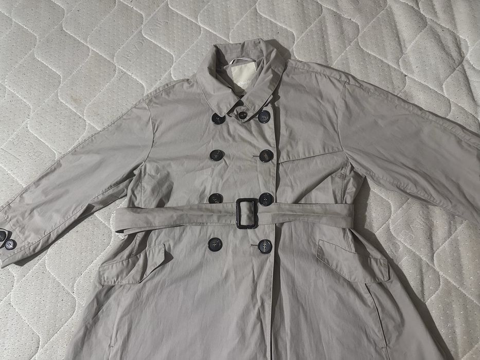 Max Mara ‘S double-breasted trench coat with a belt