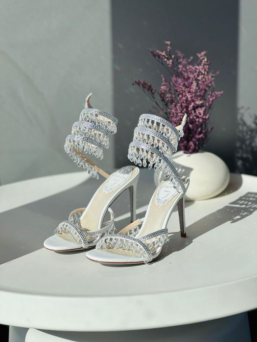 Белые блестящие туфли Rene Coavilla.