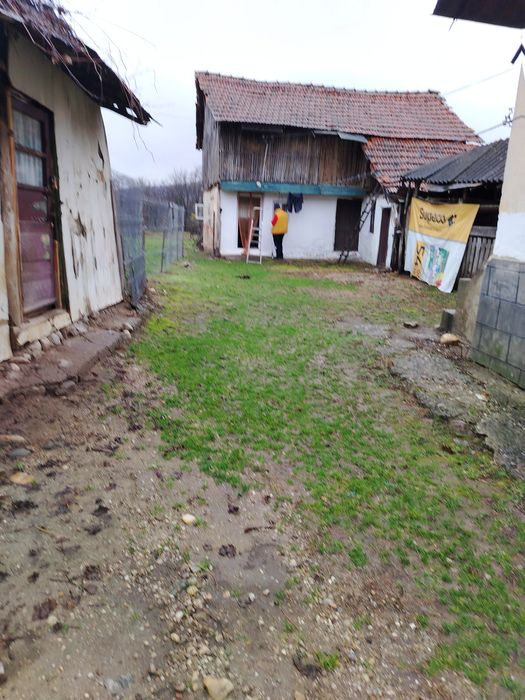 Vând casa și teren în Vladesti Jud Argeș preț 42000 EUR