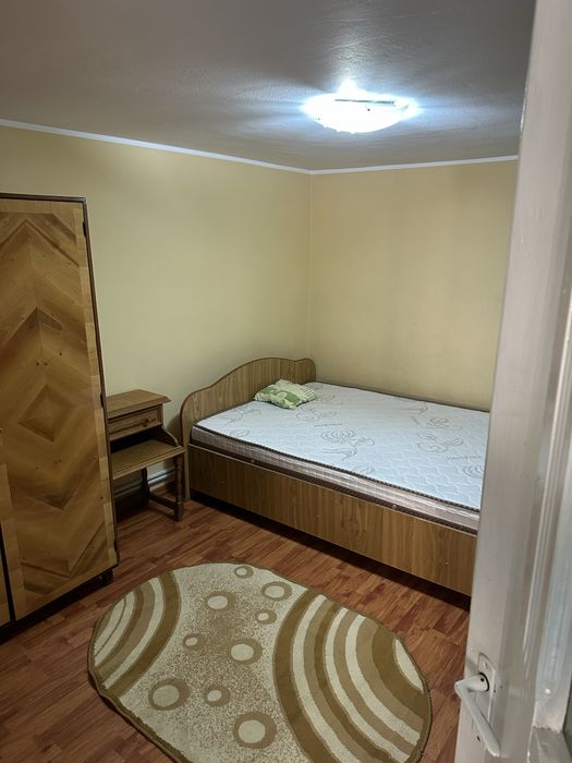 Casă 1000 mp cu 3 camere ,terasă,beci și garaj