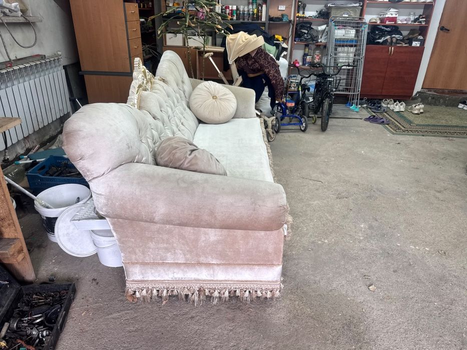 Продам красивый  диван в классическом стиле