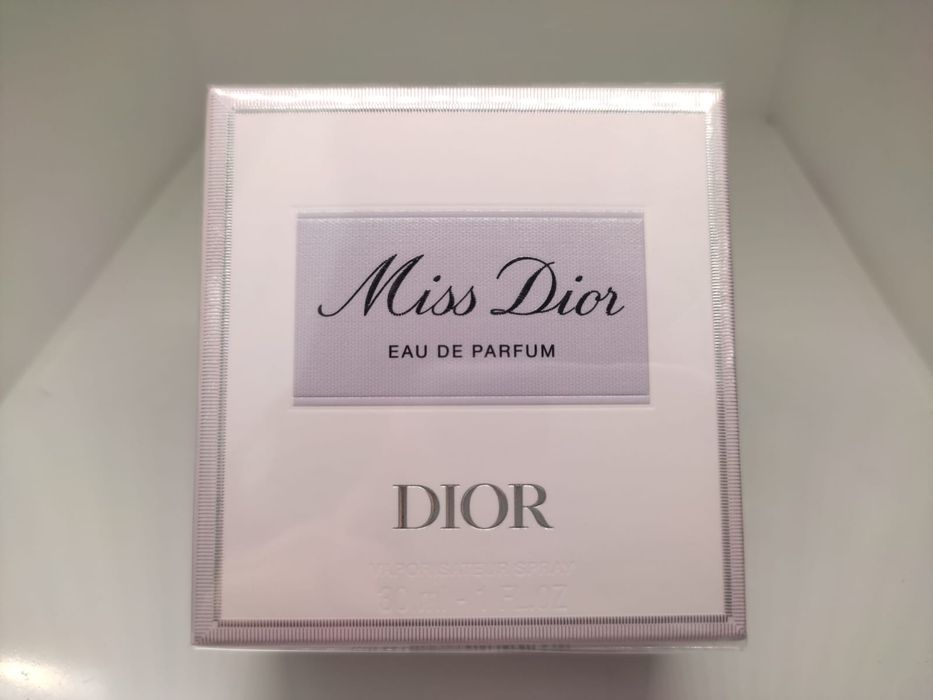 Miss dior Eau de parfum 
30 ml. -19000.
50 ml. -29000.
100 ml. -45000.
