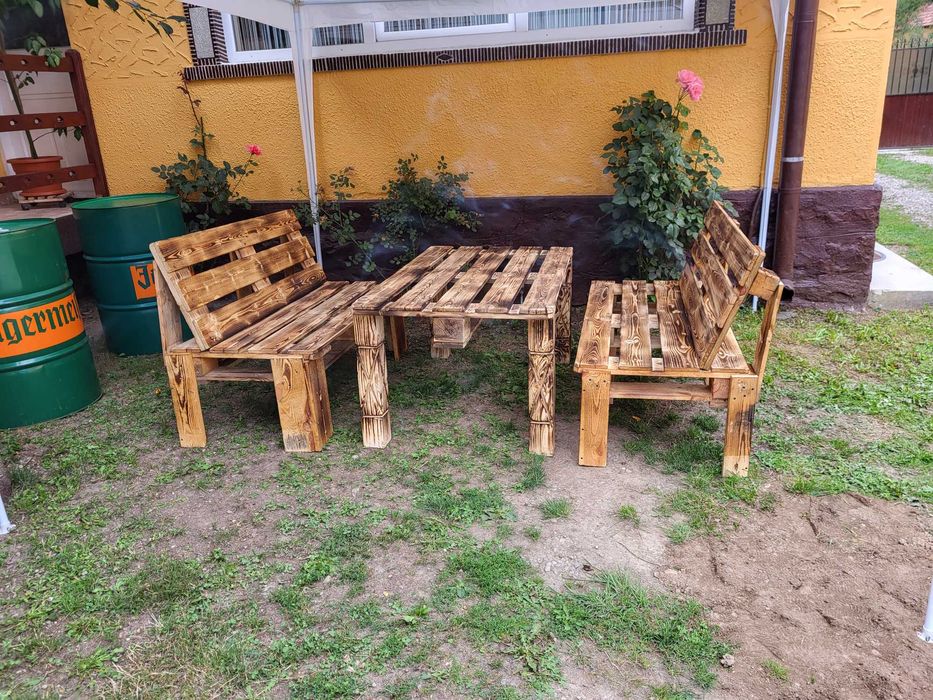 Bănci si mese si ornamente de grădină