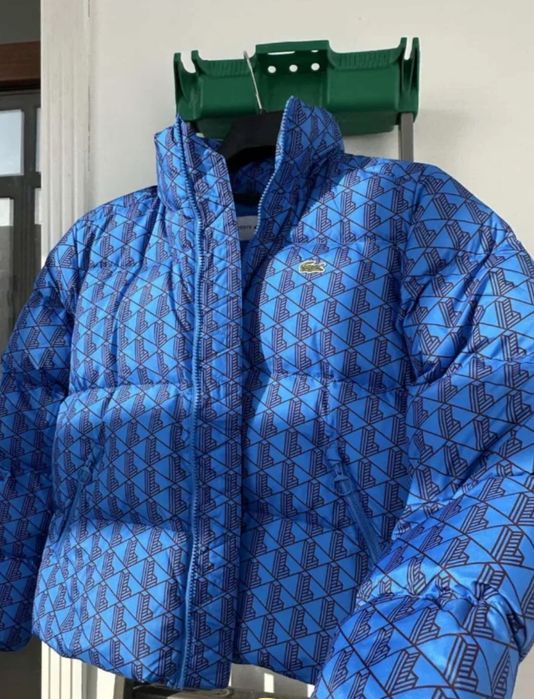 женская стеганая куртка (пуховик) от бренда Lacoste с характерным сини