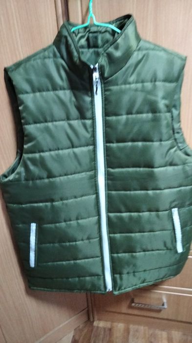 Продам жилетки новые