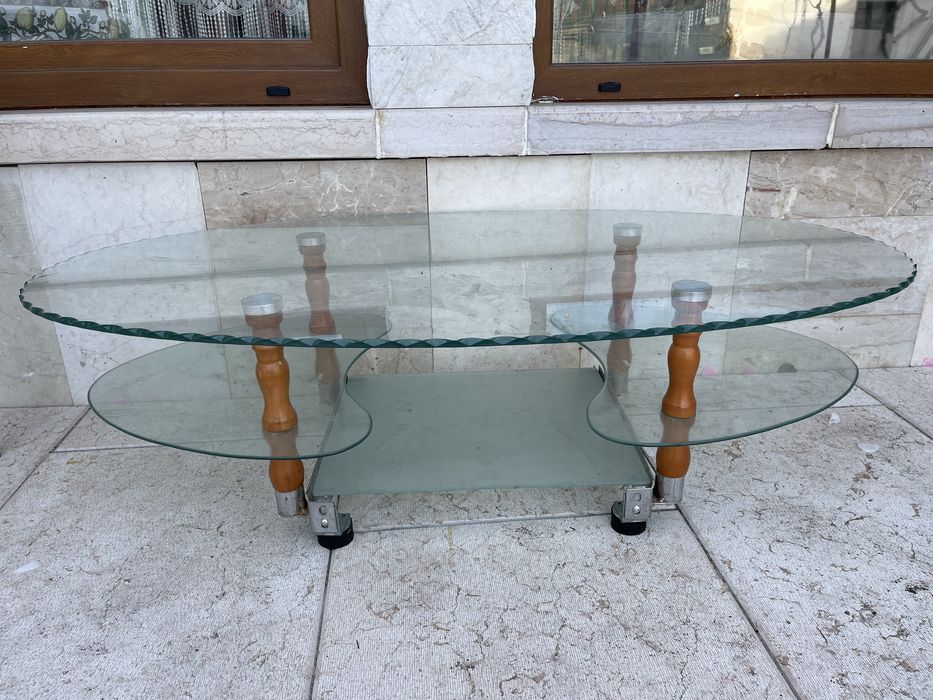Masa de sticlă cu picioare de lemn