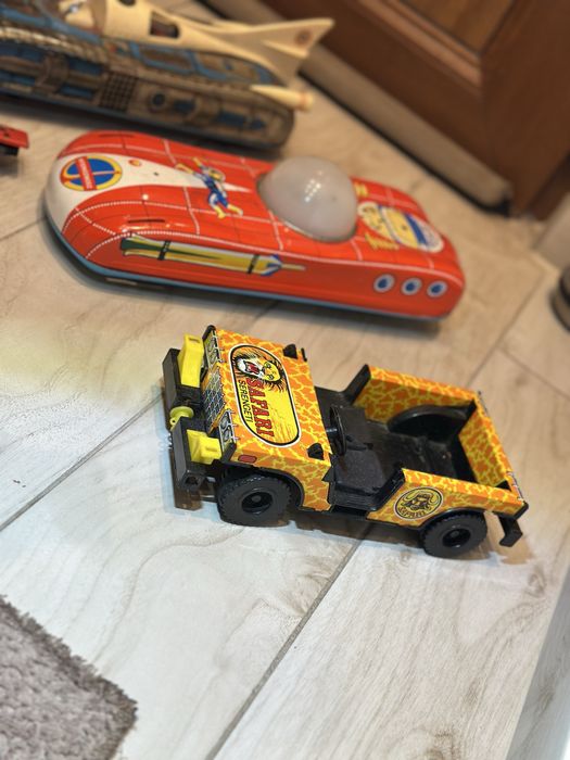 Стари ламаринени играчки