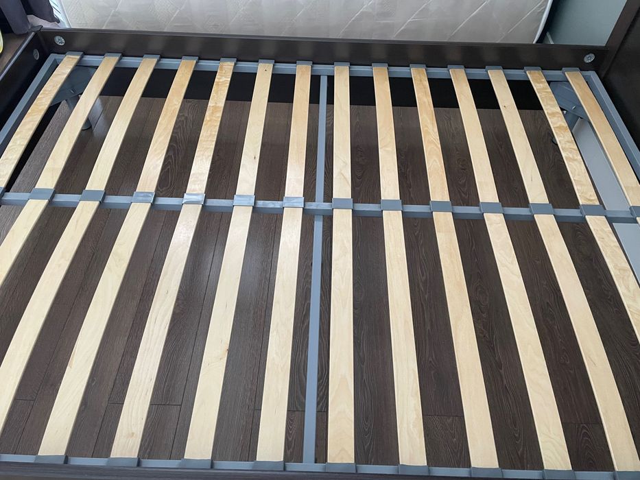 Продам кровать 140×200, цвет тёмный орех