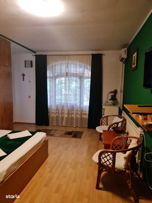 Vilă-Pensiune pe malul Marii Negre .cu 11 camere, 11 băi,curte 500mp.