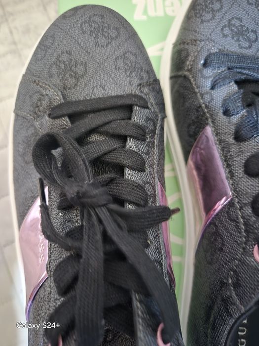 Кецове GUESS с релефно лого