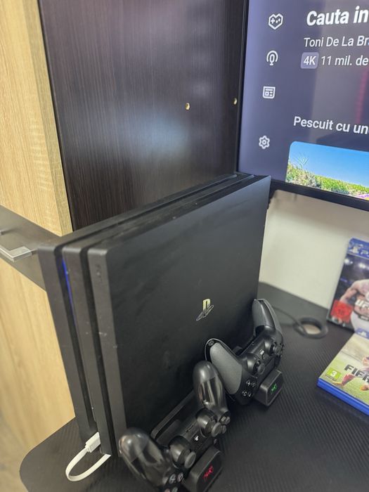 Vand/schimb ps4pro 1tb 2 manete +stand de incarcare/racire