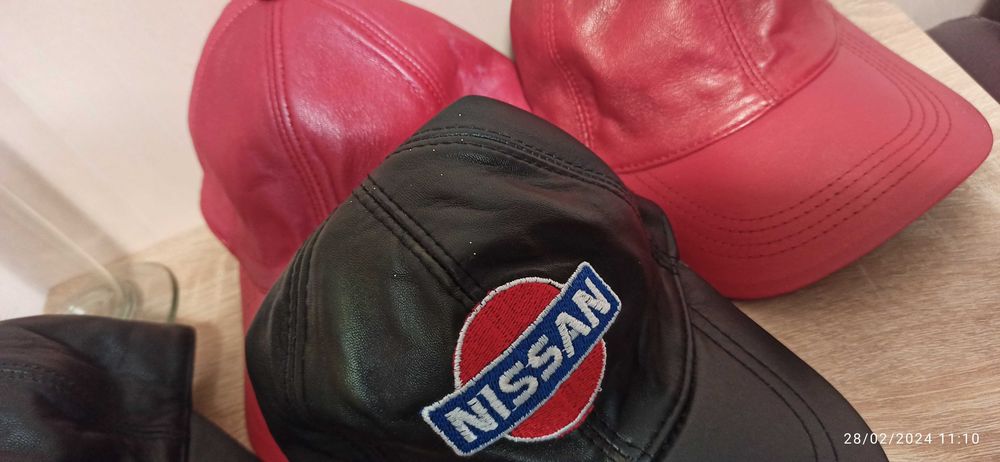 Спортни шапки от естествена агнешка кожа!Различни цветове!